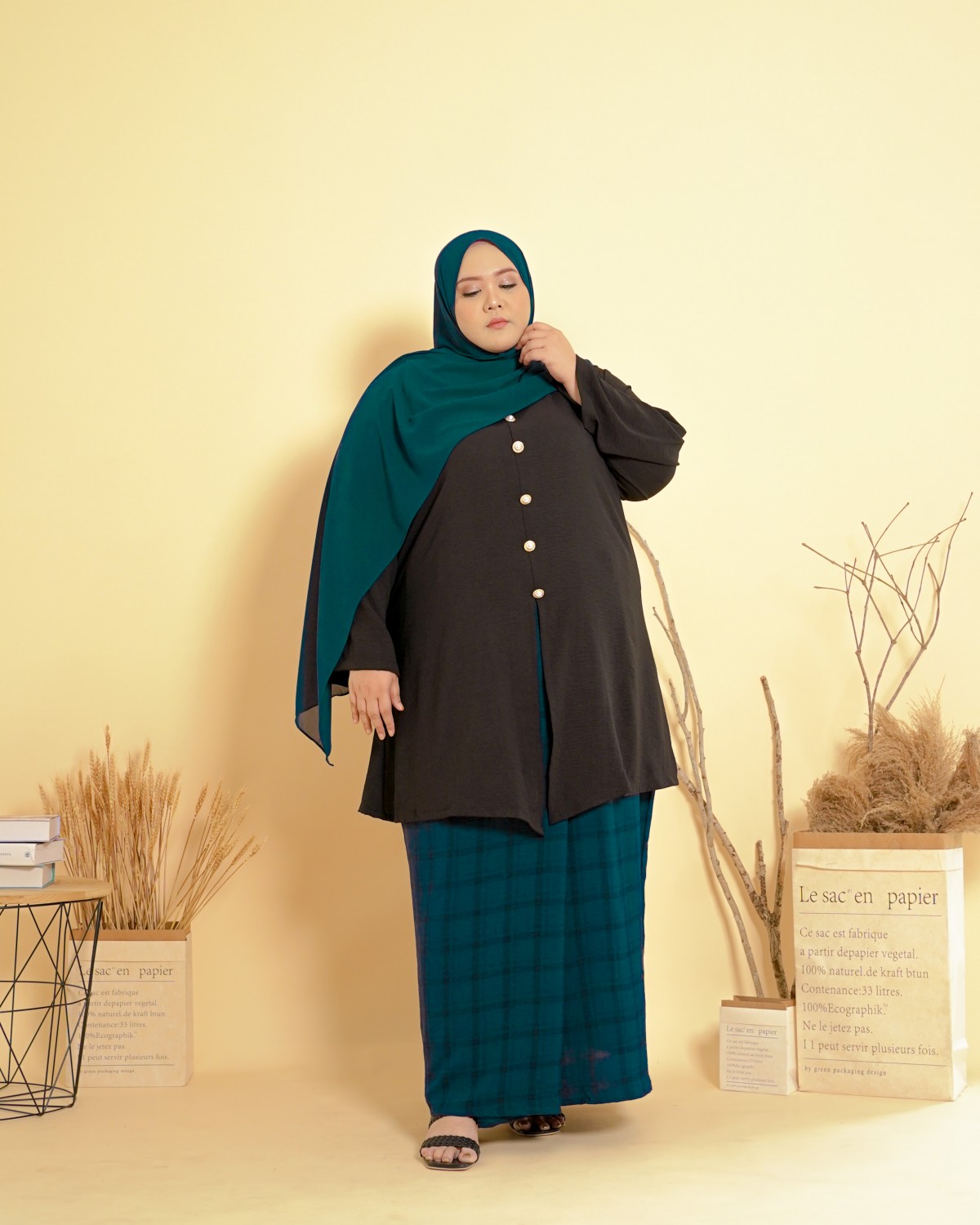 Nur Fateema Button Kebarong 2.0 (Black/Emerald Green)