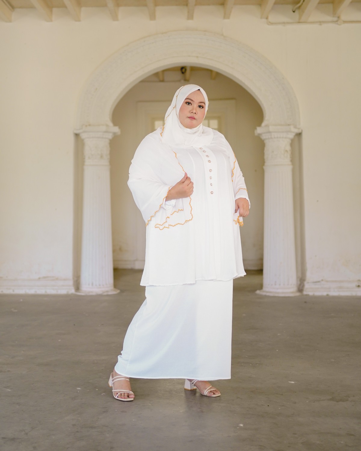 Nona Subaidah Button Kebarung (White)