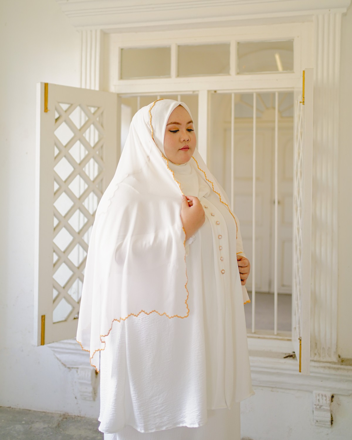 Nona Subaidah Button Kebarung (White)