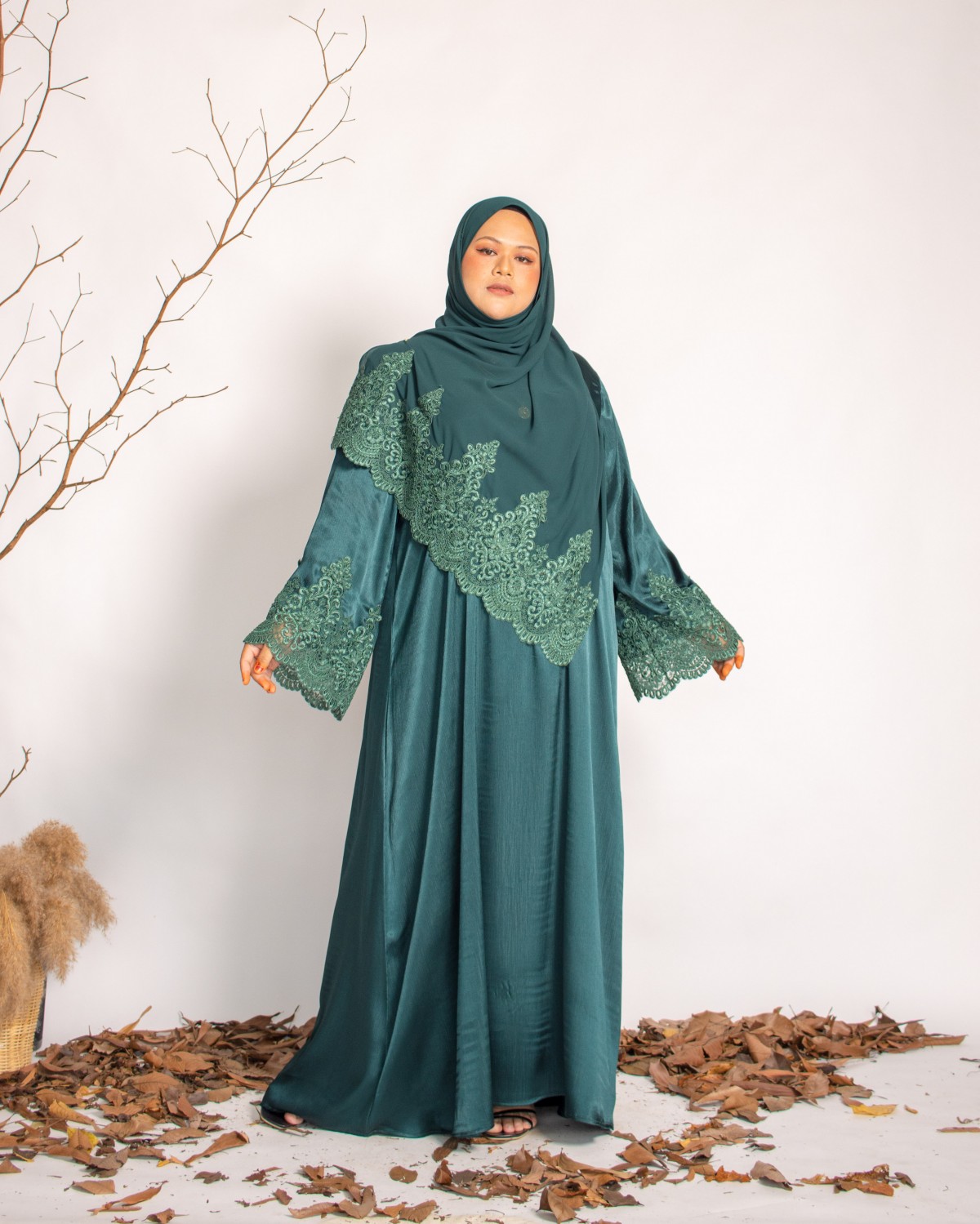 Hajeema Lace Abaya (Emerald)